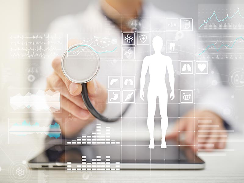 médecin en consultation digitale