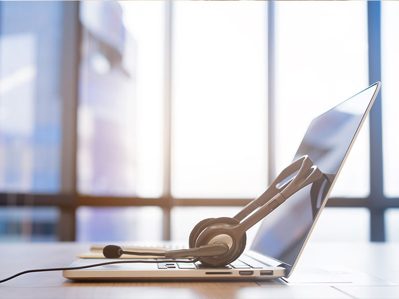 casque de service client sur un ordinateur portable