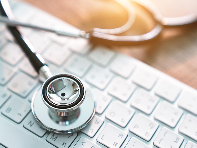 stéthoscope sur un clavier d'ordinateur
