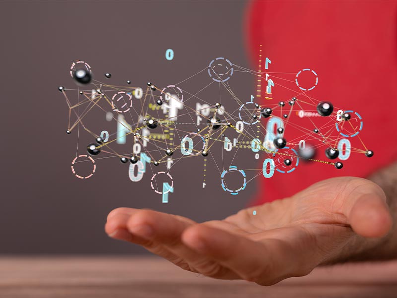 personne tenant des données dans sa main