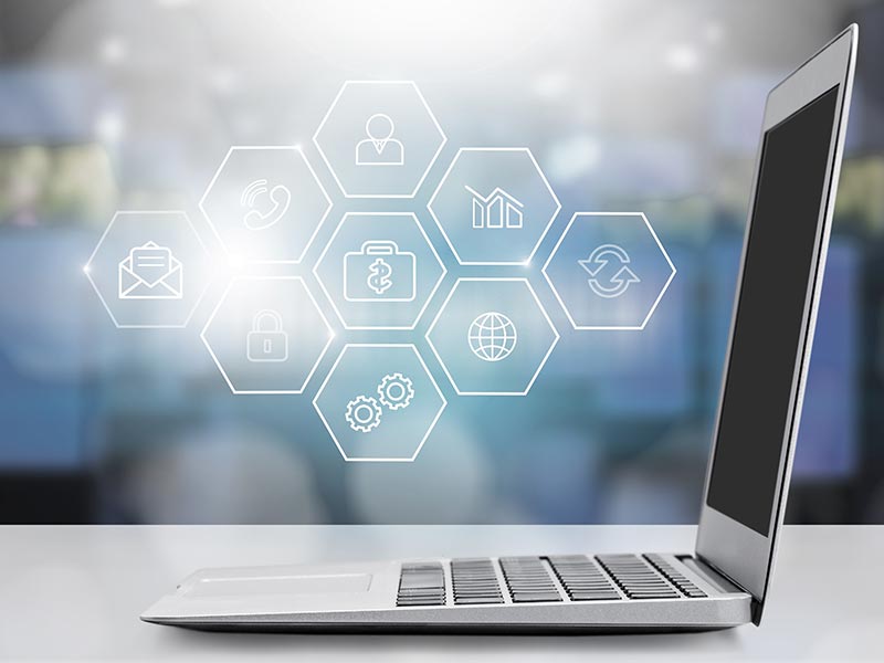 schéma des services internet devant un ordinateur