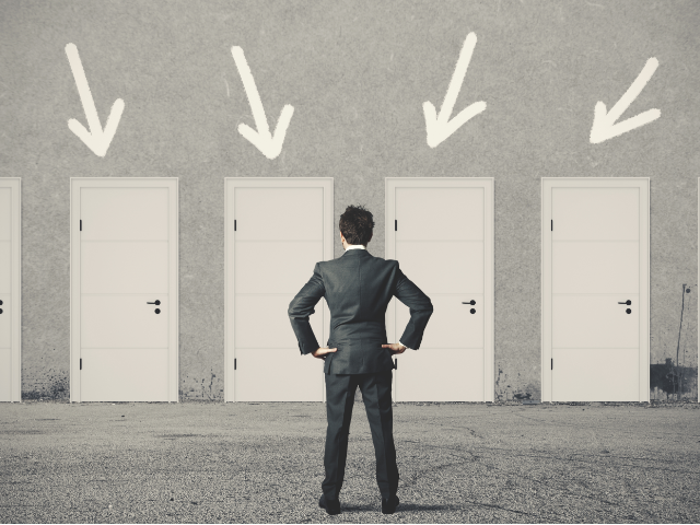 patron de tpe/pme devant 4 portes