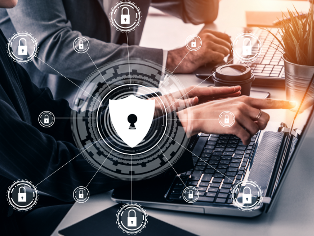 experts informatiques sécurisant des ordinateurs