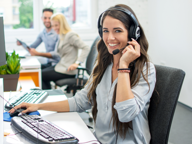femme au téléphone avec un micro-casque