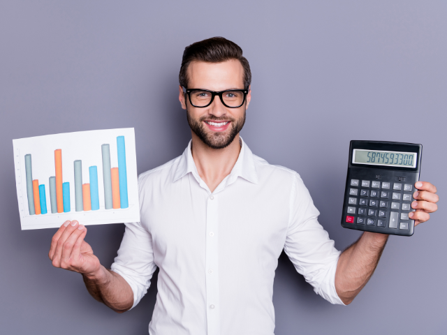 homme présentant une calculatrice et un tableau de données