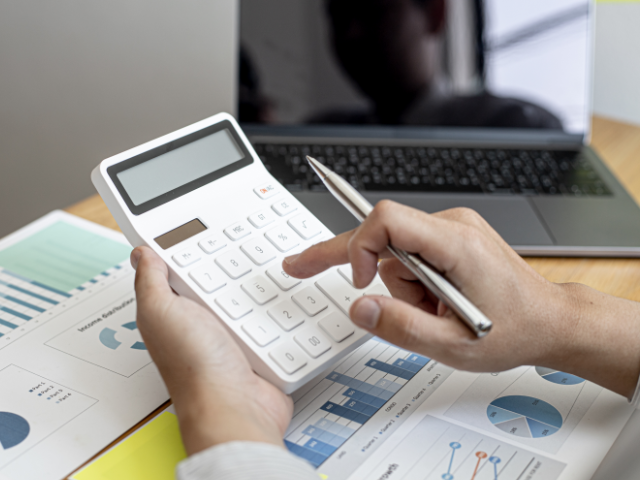 main faisant un calcul sur une calculette