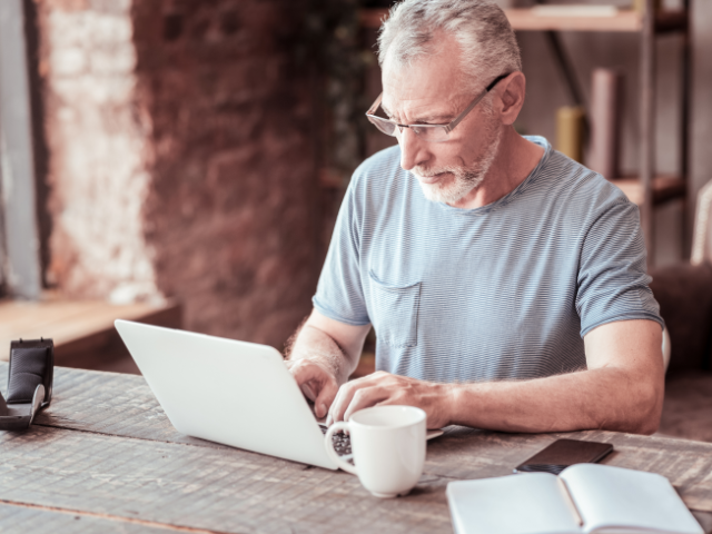 patron d'une pme française digitale sur son ordinateur